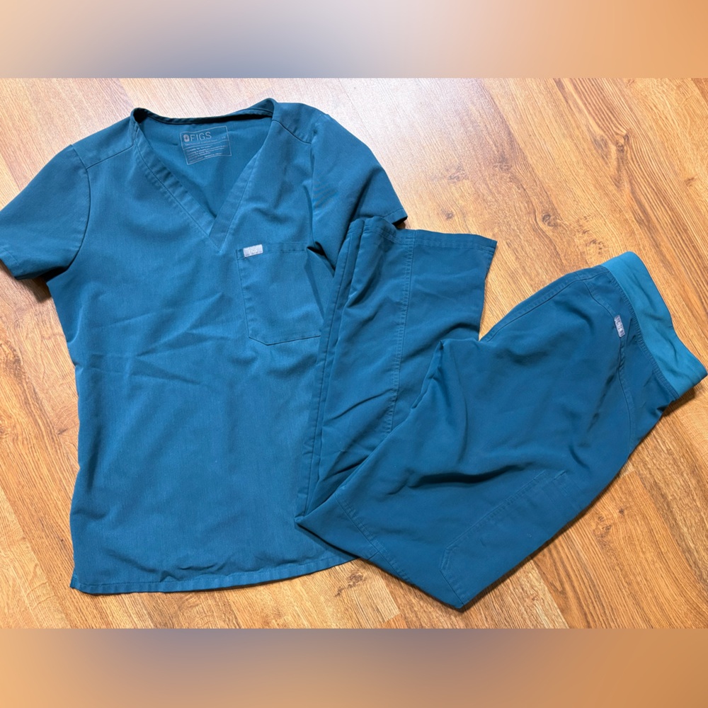 FIGS Caribbean blue Scrub Set - Top & Pants